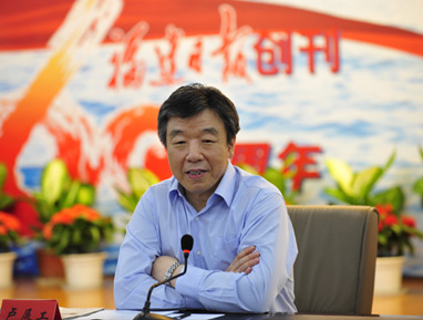 福建省委书记卢展工做客东南网和网友在线交流