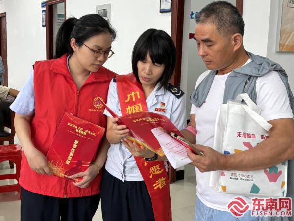 税务人员向退役军人讲解税收优惠政策
