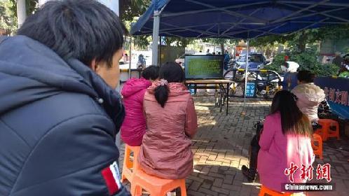 南宁违章电动车手被罚看3小时安全视频