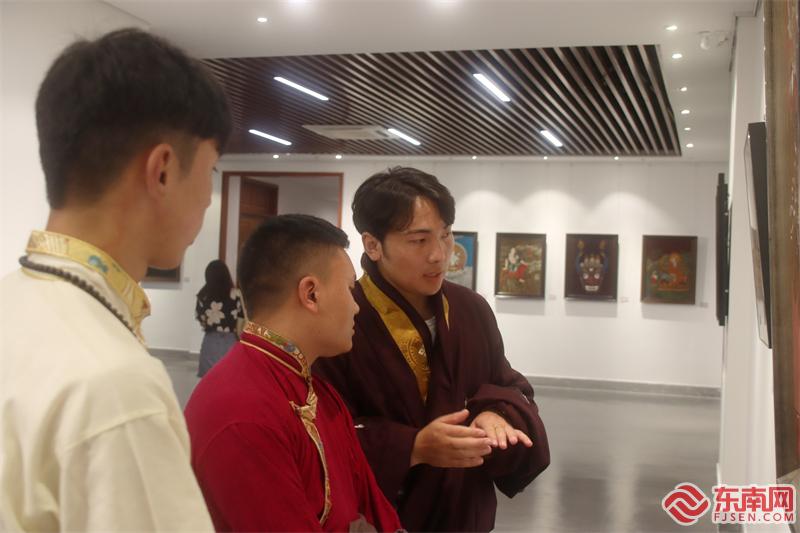 仁青郎加（右）与唐卡漆画学员探讨作品创作技巧 东南网记者黄智超 摄.jpg