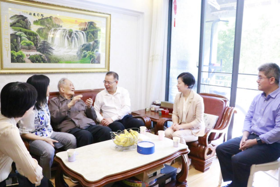 省直机关工委开展国庆重阳两节走访慰问活动