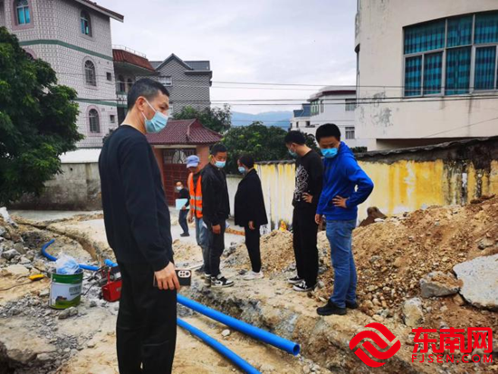 渔溪镇分管领导到实地开展指导,推动农村生活污水治理工作。(渔溪镇 供图).png