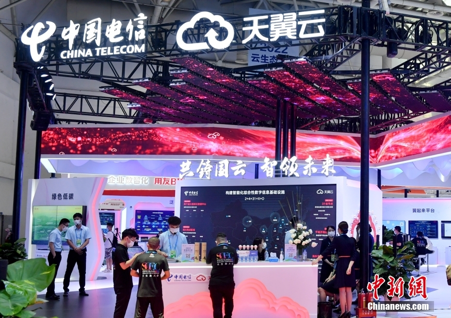 资料图为福建福州一展会上的中国电信展厅。 <a target='_blank' href='/'><p  align=