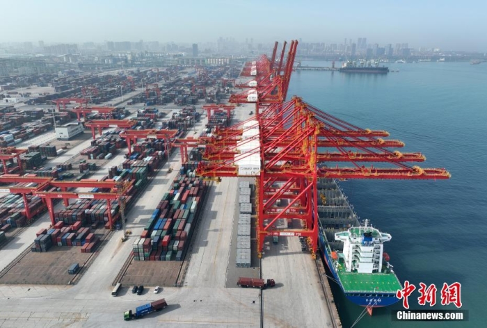 资料图:山东日照港全自动化集装箱码头作业现场。(无人机图片)<a target='_blank' href='/'>中新社</a>记者 毛建军 摄