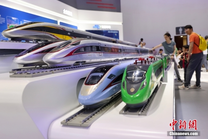 7月13日,第二十六届北京科博会在北京国家会议中心开幕。图为复兴号系列动车组模型。<a target='_blank' href='/'>中新社</a>记者 易海菲 摄