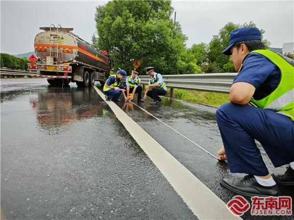 实施现场勘验.jpg 实施现场勘验.jpg
