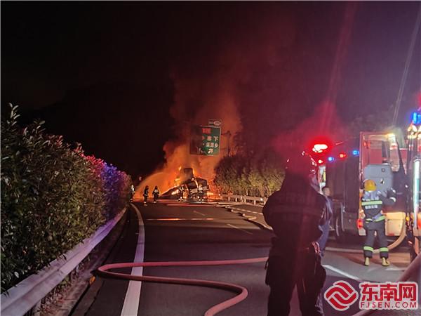 各部门开展灭火救援.jpg 各部门开展灭火救援.jpg