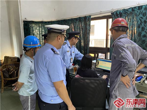 执法人员检查车辆装载、配载情况.jpg 执法人员检查车辆装载、配载情况.jpg