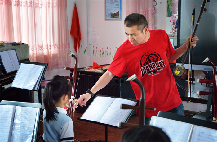 传承(组图1)2019.7.10连江县琯头镇 琯头中心小学是市级非遗项目“连江十番音乐”的传承基地校,老师手把手教学二胡.jpg