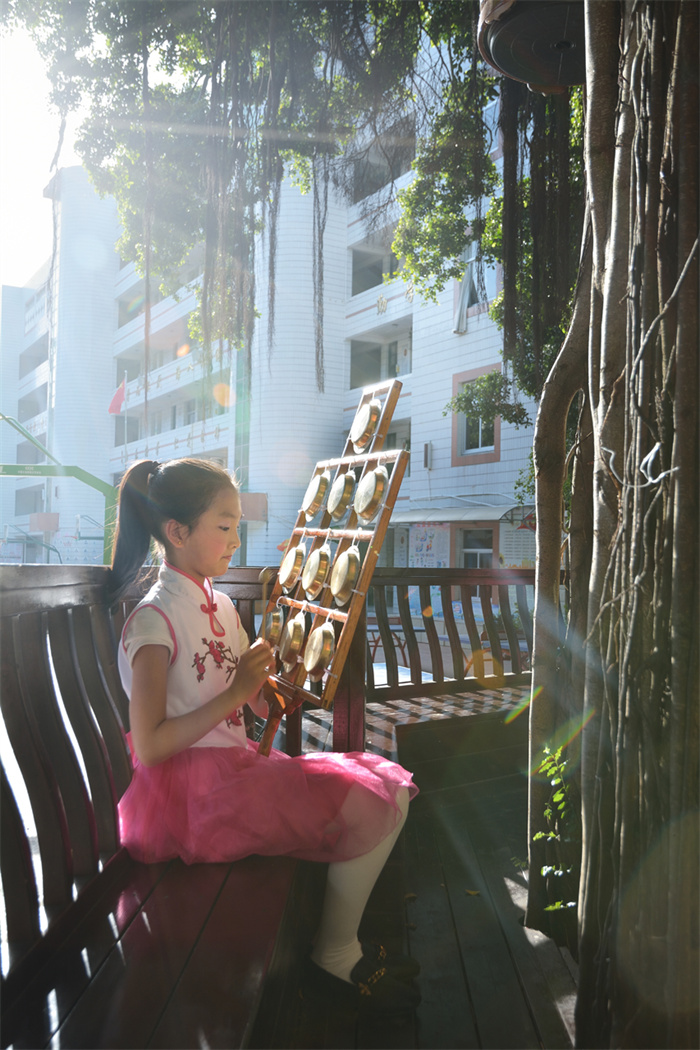 传承(组图4)2019.4.17连江县琯头镇 云锣,始现于唐代,是十番音乐独有的乐器之一。图为云锣演奏员正在认真练习中.jpg