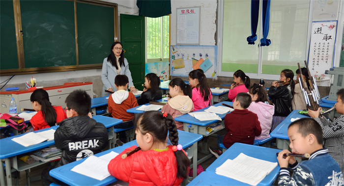 传承(组图2)2019.4.20连江县琯头镇 为了让十番古乐得到更好的传承,琯头中心小学将十番音乐纳入校本课程体系,在课堂上渗透民族乐器的教学,老师正在指导笛子吹奏训练.jpg