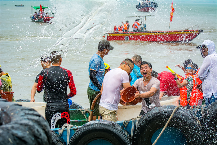 海上泼水节,2019年6月7日在福建石狮市蚶江镇拍摄 两岸对渡海上泼水节  宽阔的海面上百舸竞逐嬉戏，渔船在海上旋绕，船上人们尽情欢呼，以泼水互相祝福。.jpg