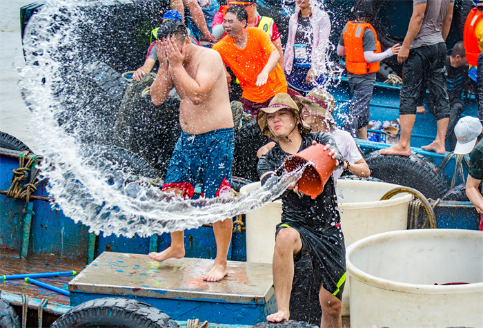 两岸对渡泼水节(组图2)2、2019年6月7日 在福建石狮市蚶江镇拍摄 两岸对渡海上泼水节“海上泼水”环节人们乘着渔船,拿着脸盆、水桶盛水泼向对方船上的人,互相嬉戏。.jpg