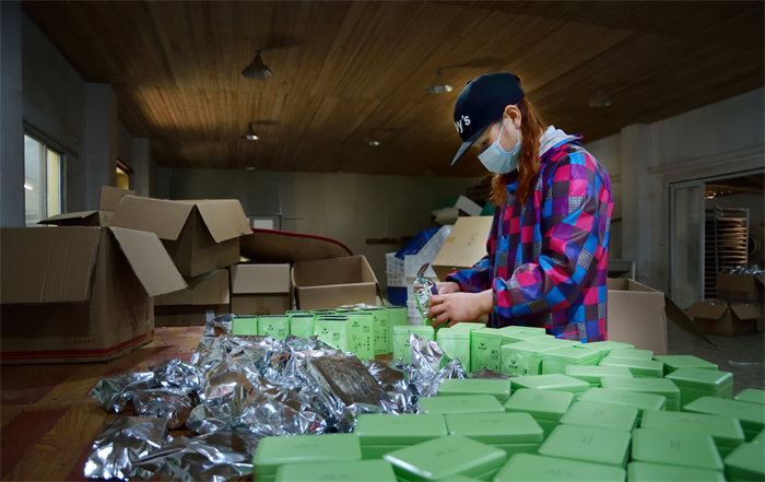 农家制茶(组图4)2018.3.31连江县长龙镇 正在包装中的优质成品有机绿茶.jpg