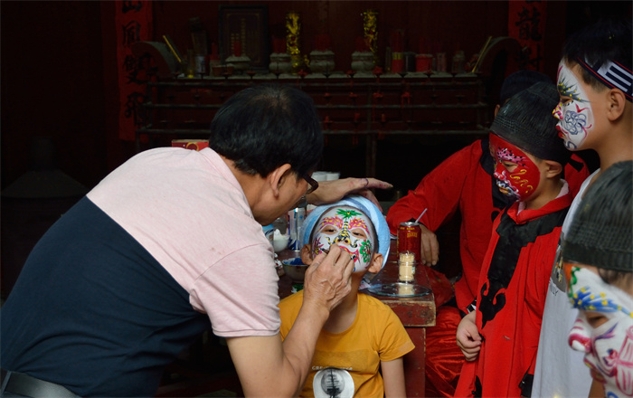 渔村色彩(组图2)2019.6.8连江县东坪村 村里的长者按角色划分,给孩子们画上各种各样的脸谱图案.jpg