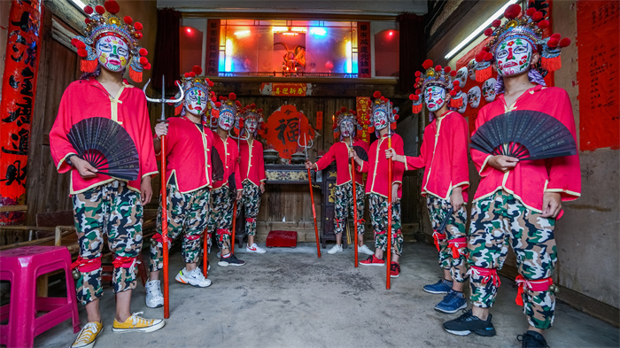 渔村色彩(组图6)2019.6.8连江县东坪村 色彩斑斓的各式脸谱,虽各有不同的寓意,但总是寄托着人们期盼国泰民安、祈福消灾的美好愿望.jpg