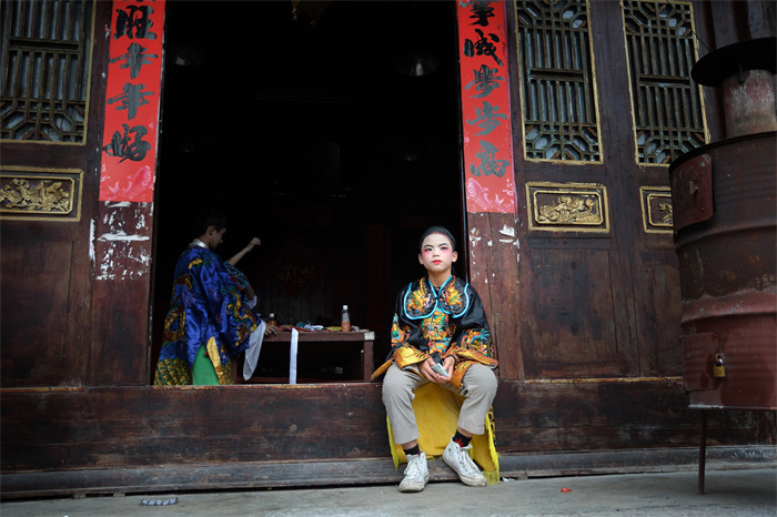 渔村色彩(组图5)2019.6.8连江县东坪村 老宅厅堂门槛上的少年,是否正在与三百多年前的先人们进行着交流。.jpg