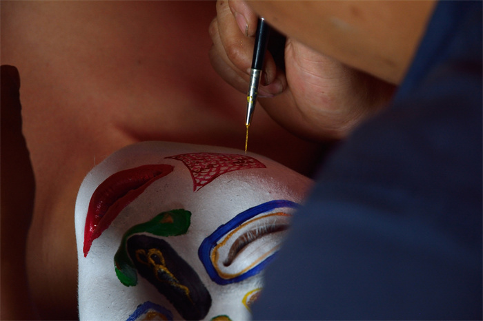 渔村色彩(组图3)2019.6.8连江县东坪村 每一道线条都要精心勾画,处处体现着对传统的尊重与继承.jpg