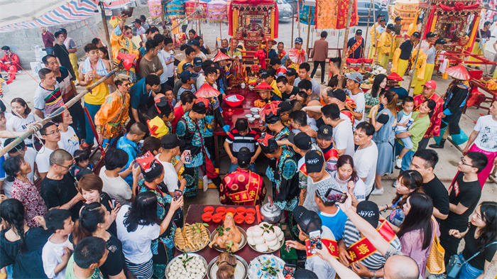 渔村色彩(组图1)2019.6.8连江县东坪村 东坪村的端午祭是延续了三百多年的一项民俗活动,也是福州市的非遗项目之一,祭的是人文始祖五皇大帝千秋圣诞,是为了弘扬先祖爱国爱民的高尚品德。同时也通过祭祀活动,祈盼国泰民安,百业兴旺。.jpg