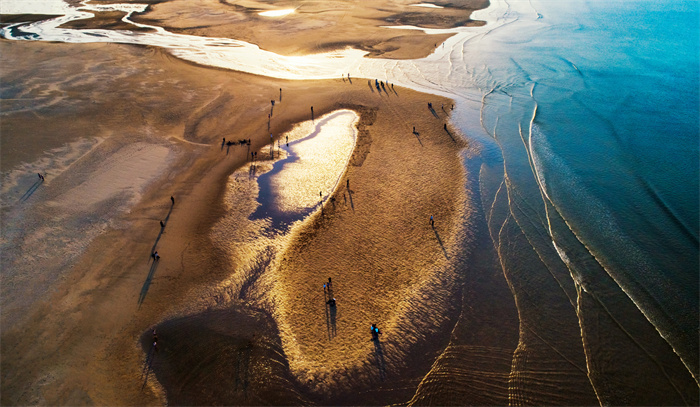 梦幻金滩,摄于2020,4,17,平潭县长江澳沙滩是平潭三大海滨沙滩之一,前有一望无际的大海,背靠磹水风韵古村,高耸的风车错落有致地分布其中,满足了游客对沙滩海浪、落日余晖的无限遐想。.jpg 梦幻金滩,摄于2020,4,17,平潭县长江澳沙滩是平潭三大海滨沙滩之一,前有一望无际的大海,背靠磹水风韵古村,高耸的风车错落有致地分布其中,满足了游客对沙滩海浪、落日余晖的无限遐想。.jpg