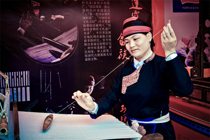畲姐织布，摄于连江县小沦乡。.jpg