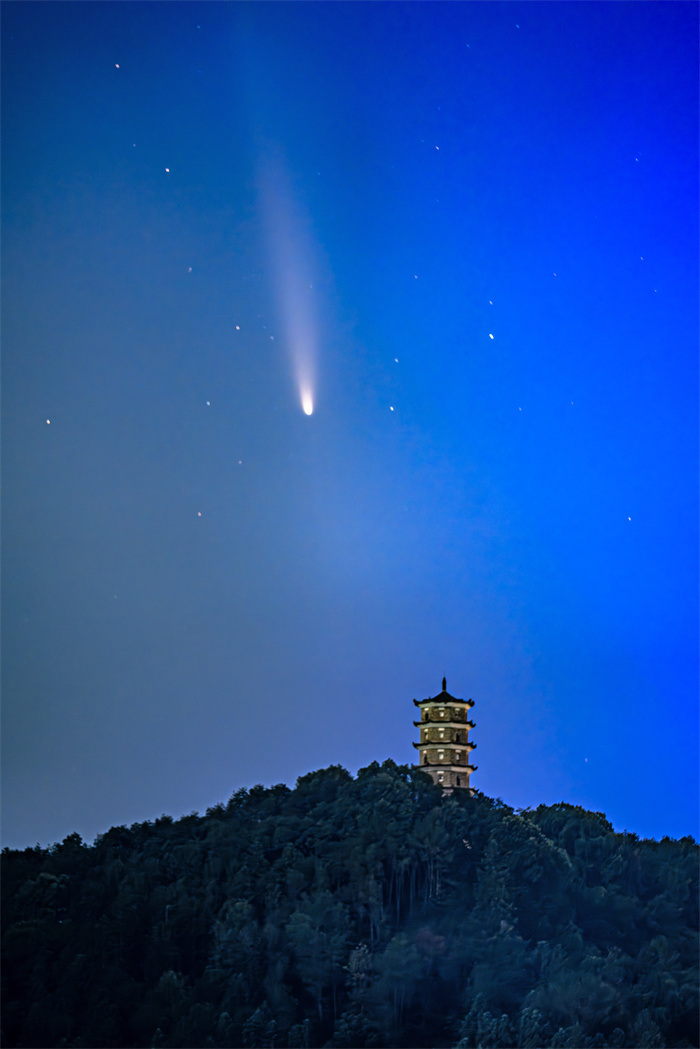 《宇宙邂逅“紫金山-阿特拉斯彗星》（摄于建阳宝山街道多宝塔）吴大灼+福建建阳+18159900185.jpg