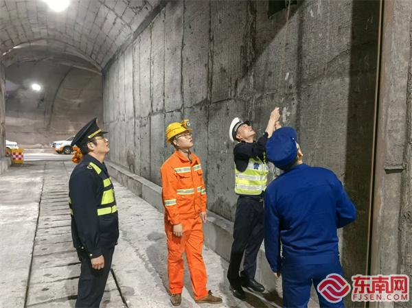 检查隧道防火门.jpg 检查隧道防火门.jpg