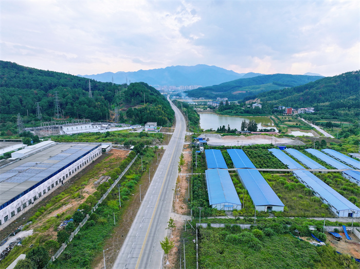 S308线明溪县十里埠路段 作者:郑玉莲 简介:该路段是通往“归化之役”纪念碑和“杨时公园”的必经之路。.jpg S308线明溪县十里埠路段 作者:郑玉莲 简介:该路段是通往“归化之役”纪念碑和“杨时公园”的必经之路。.jpg