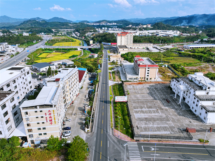 G534线明溪县明洲路段 作者:郑玉莲 简介:该路段是连接三明市吉口经济开发区与明溪县城的主干道,是一条至关重要的交通纽带,不仅承载着区域间的交通流量,还促进了经济开发区与城区之间的经济、文化和人员交流。.jpg G534线明溪县明洲路段 作者:郑玉莲 简介:该路段是连接三明市吉口经济开发区与明溪县城的主干道,是一条至关重要的交通纽带,不仅承载着区域间的交通流量,还促进了经济开发区与城区之间的经济、文化和人员交流。.jpg