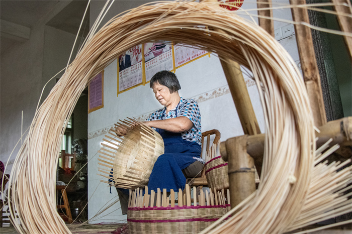 《非遗传承—龙水漆蓝》+照片+郑江淋+15859760375 (3).jpg