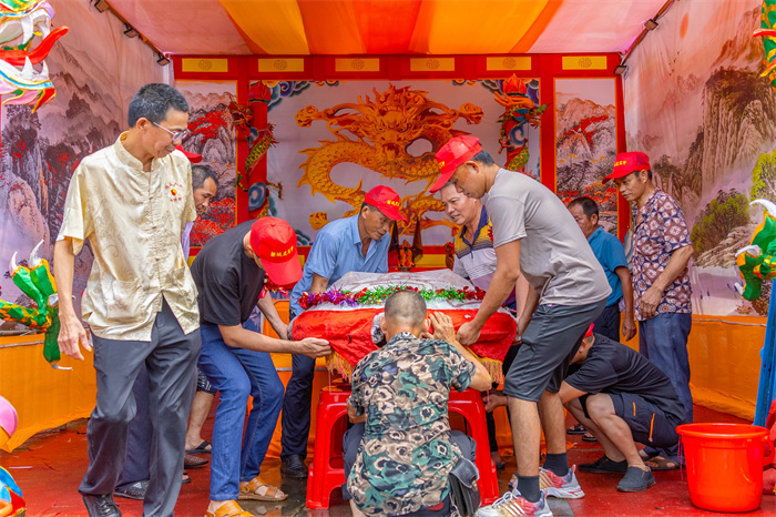 20240819 平和县板仔镇心田宫 正在准备祭拜的龟粿.jpg