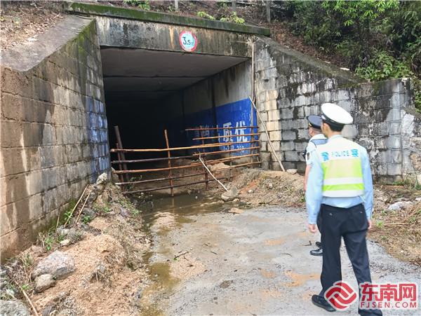 执法员发现涵洞圈养牲畜.jpg 执法员发现涵洞圈养牲畜.jpg