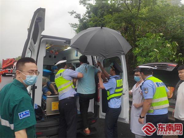 各部门合力转移伤员.jpg 各部门合力转移伤员.jpg