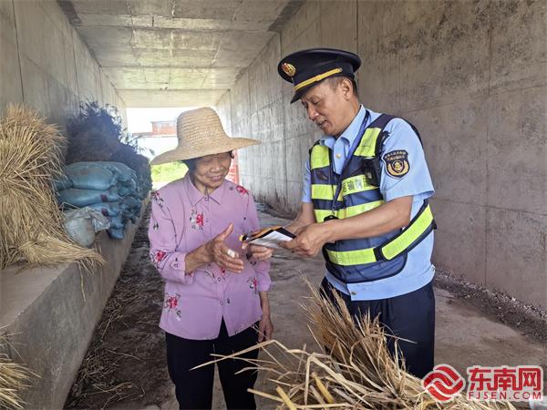 执法员向村民宣传公路保护知识.jpg 执法员向村民宣传公路保护知识.jpg