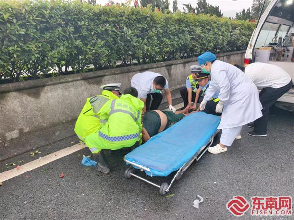 各部门工作人员合力救援.jpg 各部门工作人员合力救援.jpg