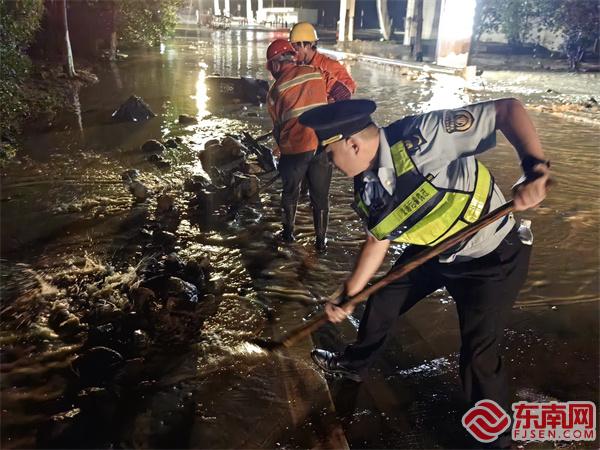 各部门工作人员疏通排水.jpg 各部门工作人员疏通排水.jpg