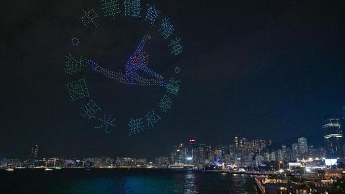 香港舉行“體育力量 閃耀香江”大型無人機表演