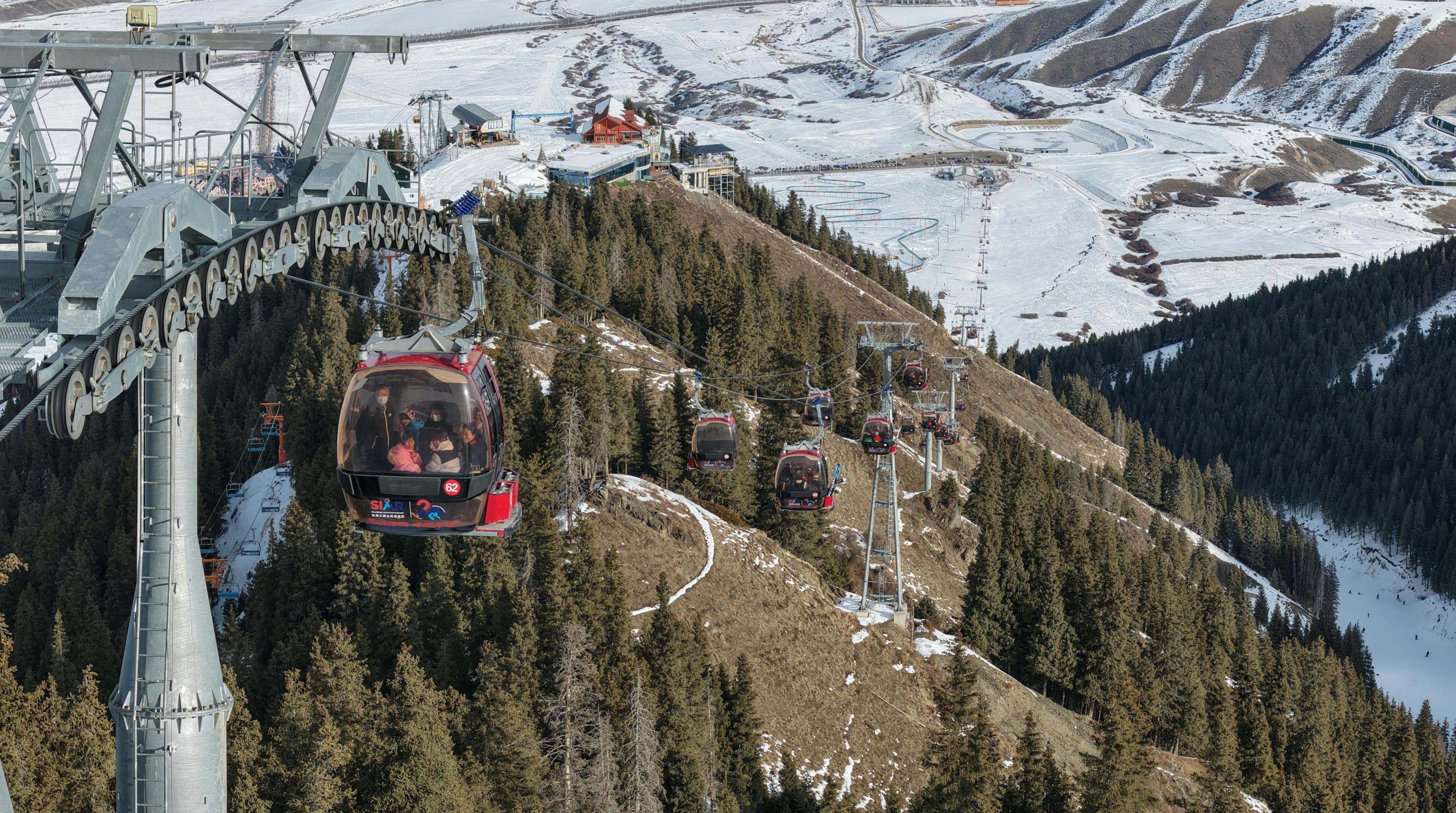 文旅新探|新疆首个“雪假” 滑雪场成了孩子们的主场