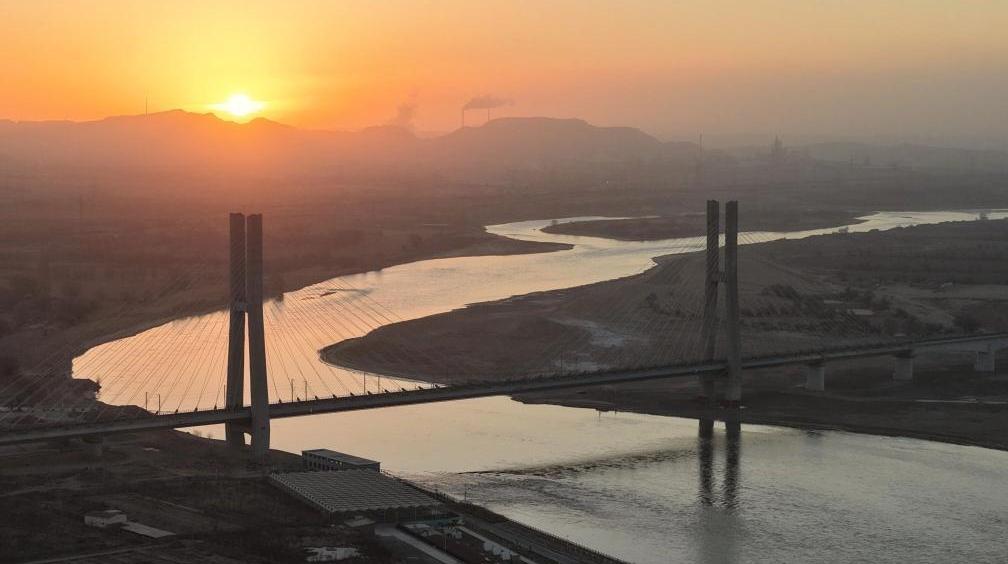 美麗中國丨晨曦中的包銀高鐵烏海黃河特大橋