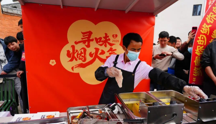 现场排长龙！“鸡排哥”现身福州上下杭！有人凌晨就来了