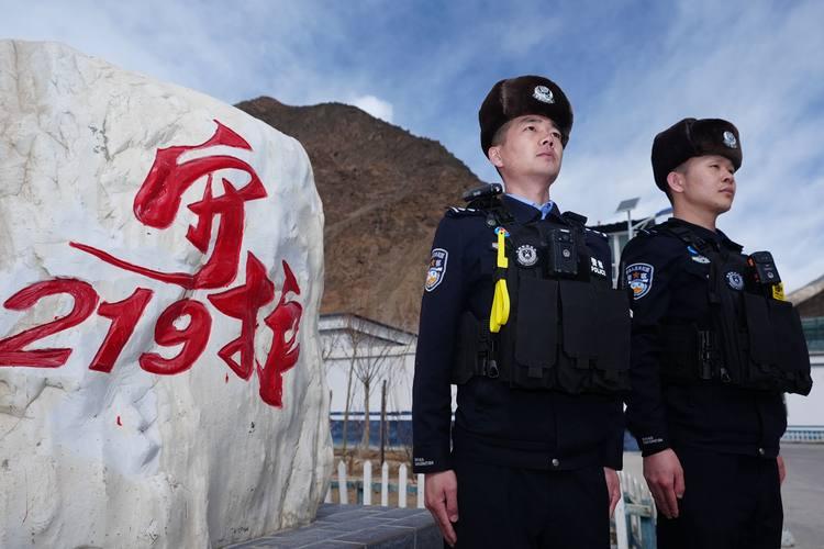 感动！人民日报报告文学，关注守护“天路”的基层人民警察