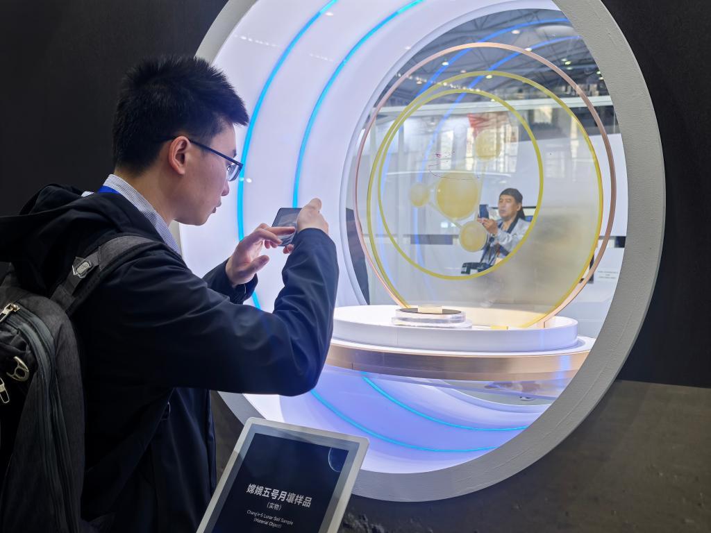 新华鲜报丨问“月”探“火”观“日”航天日看逐梦苍穹(图2)