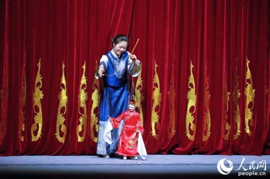 提线木偶戏表演。人民网记者 李唯一摄