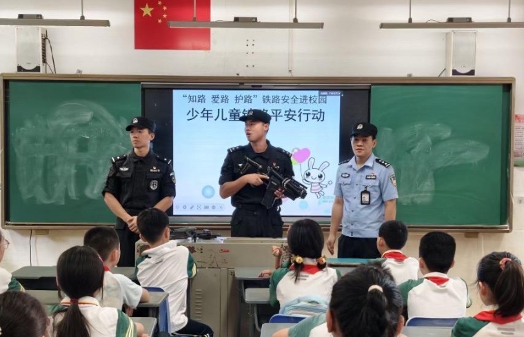 无人机遇上开学第一课 同学们解锁铁路安全新知识