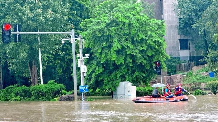 冲锋舟驶入积水区 福州民间救援力量一线见闻