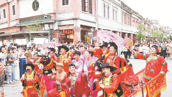 泉州：非遗街秀轮番上演 游客漫步沉浸体验