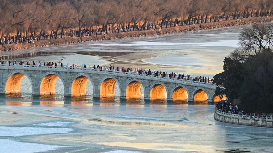 颐和园十七孔桥现“金光穿洞”美景
