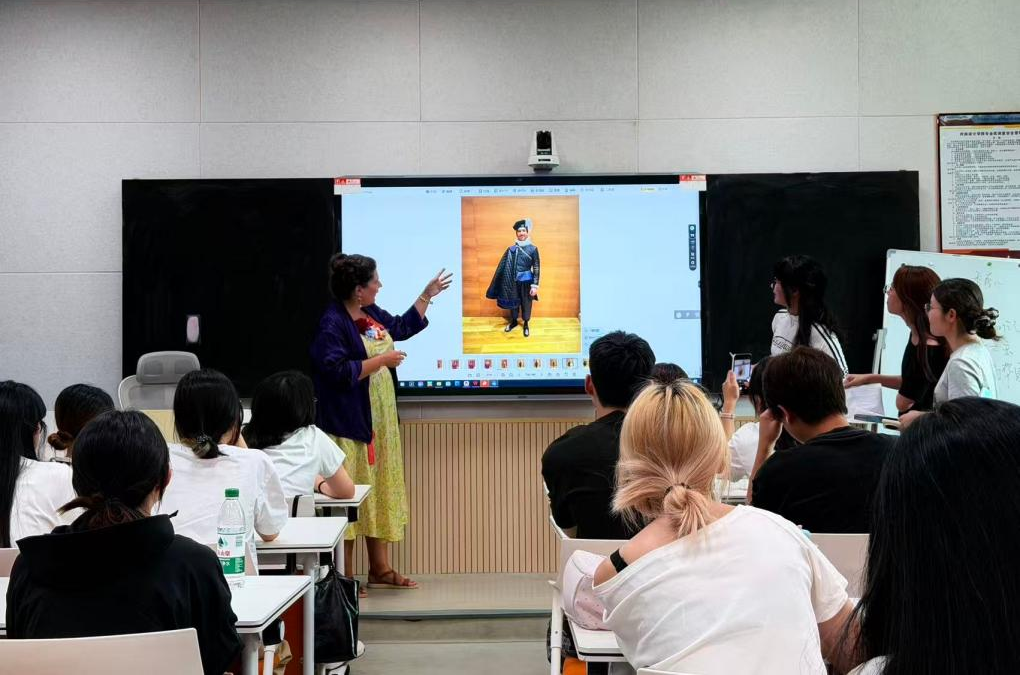 西班牙艺术大师进校园深耕美育赋能专业成长(图1)